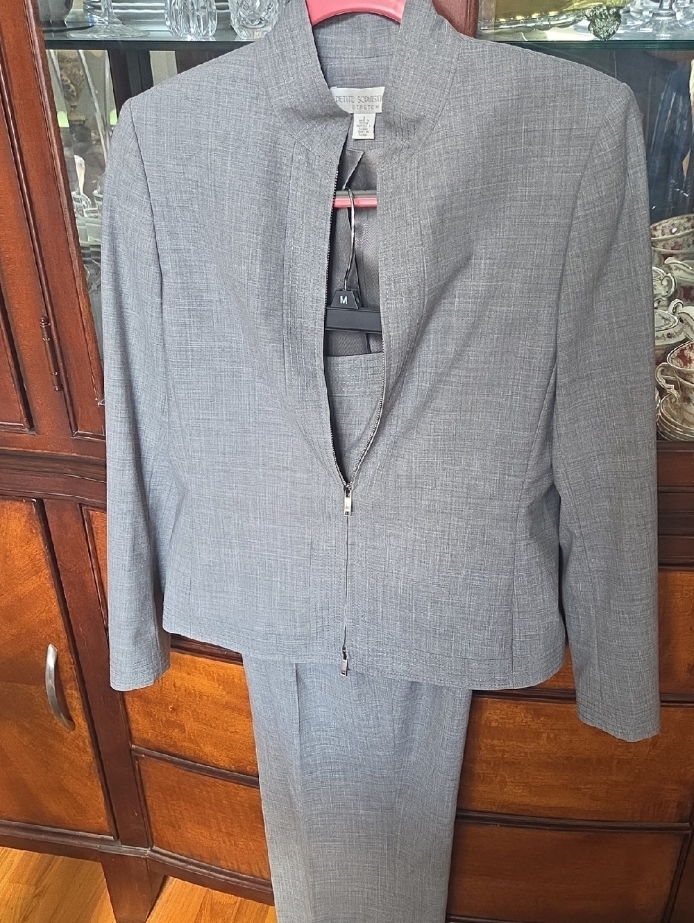 Petite SOPHISTICATE..strech Fabric Zippered Front.. Is Size 6 Jacket,sz3 Pant..